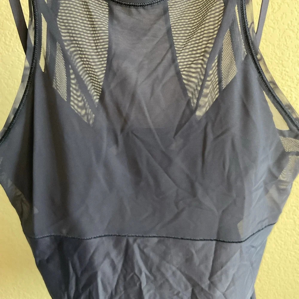 Lululemon Womens Fresh In Mesh Racerback Tank Top With Bra‎ Size 4- Navy Blue - Picture 4 of 5